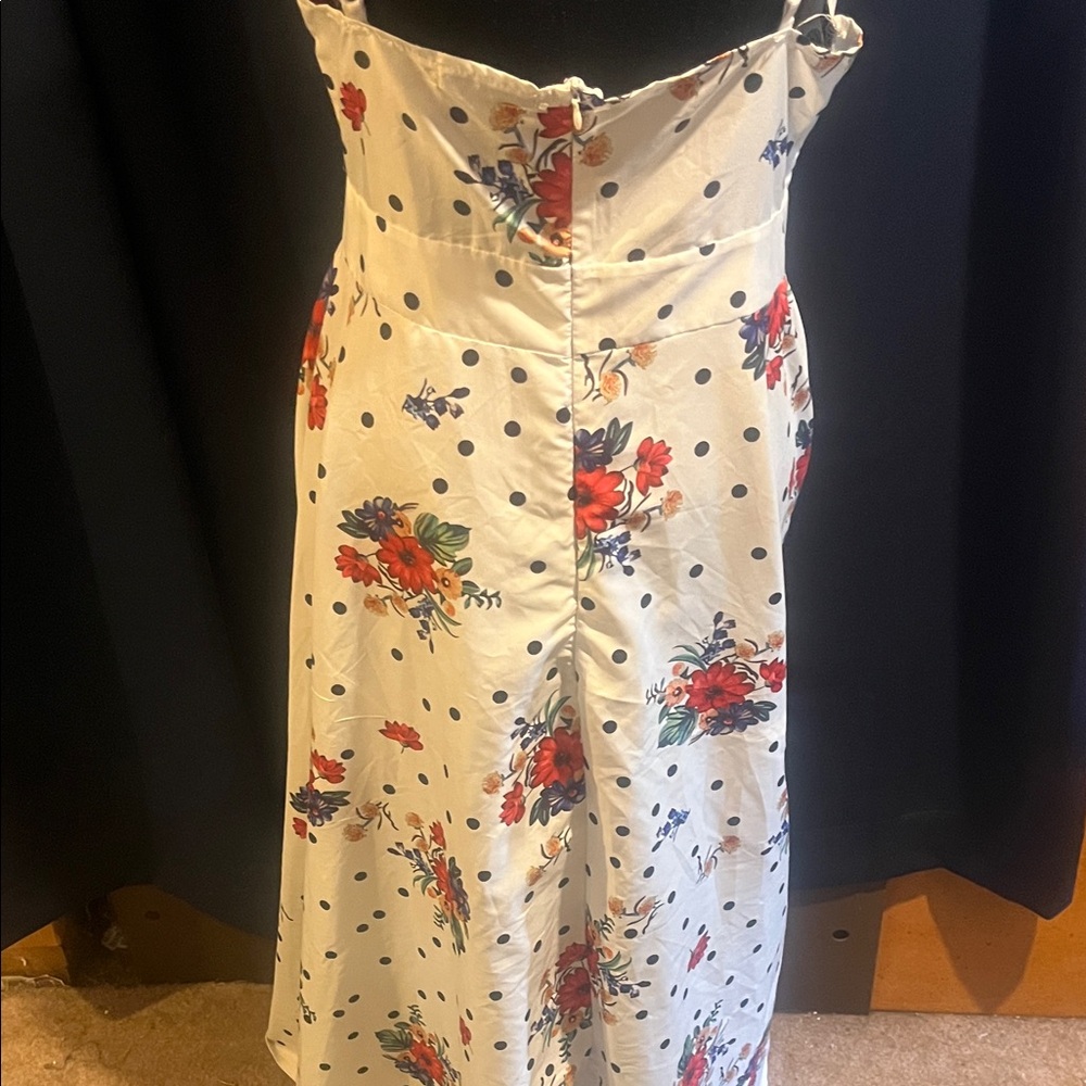 Chic White Floral Maxi Dress with Polka Dots - Picture 4 of 8